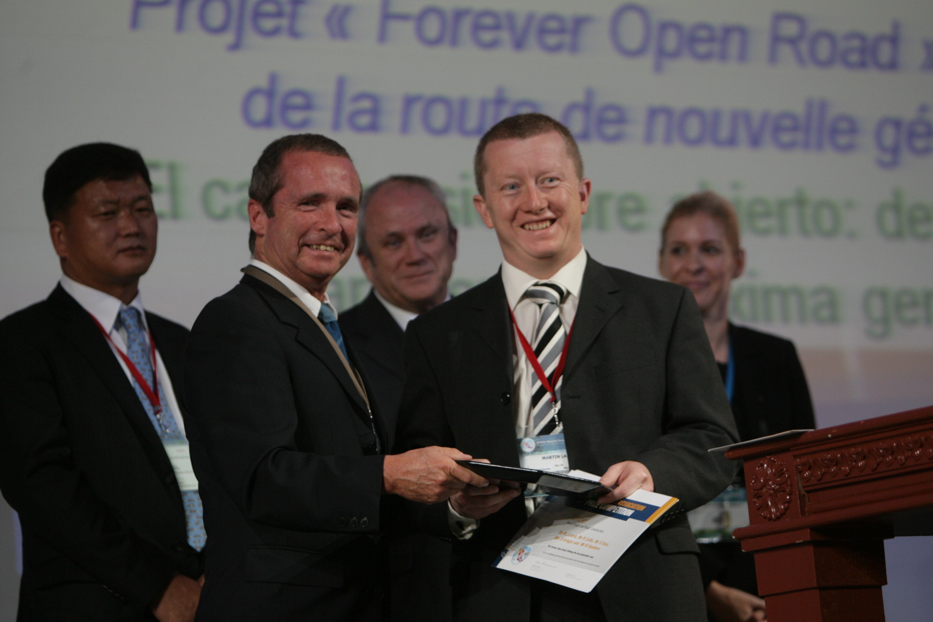 Martin Lamb receiving the prize from BRRC Director-General Claude Van Rooten